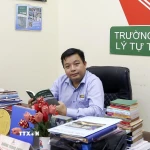Thạc sỹ Dương Trọng Phúc, Phó Hiệu trưởng Trường đoàn Lý Tự Trọng (Thành phố Hồ Chí Minh) quan tâm nhiều nội dung của Hội nghị Trung ương 2. (Ảnh: Tiến Lực/ TTXVN)