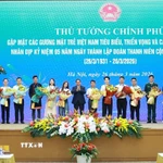 Thủ tướng Phạm Minh Chính tặng hoa chúc mừng các Gương mặt trẻ Việt Nam tiêu biểu. (Ảnh: Dương Giang/TTXVN)