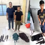Các đối tượng cùng tang vật là các loại súng bắn đạn chì dùng để săn bắt động vật. (Ảnh: TTXVN phát)