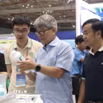 Doanh nghiệp giới thiệu vật tư nuôi trồng thủy sản tại VINAFIS EXPO 2026. (Ảnh: Xuân Anh/TTXVN)