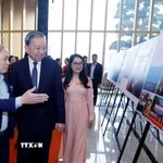 Tổng Bí thư Tô Lâm tham quan Trưng bày ảnh các hoạt động tiêu biểu của ngành Tuyên giáo và Dân vận năm 2025. (Ảnh: Phương Hoa/TTXVN)