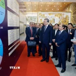 Tổng Bí thư Tô Lâm tham quan không gian trưng bày thành tựu chuyển đổi số trong báo chí. (Ảnh: Thống Nhất/TTXVN)