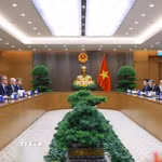Thủ tướng Lê Minh Hưng tiếp Đại sứ Vương quốc Anh và Bắc Ireland Iain Frew. (Ảnh: Dương Giang/TTXVN)