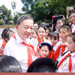 Tổng Bí thư, Chủ tịch nước Tô Lâm với các Đội viên tiêu biểu toàn quốc. (Ảnh: Thống Nhất/TTXVN)