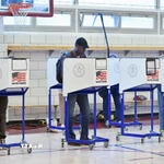 Cử tri bỏ phiếu tại điểm bầu cử ở Manhattan, New York, Mỹ, ngày 5/11/2024. (Ảnh: THX/TTXVN)