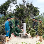 Lực lượng tuần tra song phương Đồn Biên phòng Cà Xèng (Việt Nam) và Đại đội Biên phòng 312 (Lào) phối hợp kiểm tra mốc giới. (Ảnh: TTXVN phát)