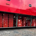 Các lực lượng chức năng phát hiện 112 kiện hàng bên trong chứa 676 cá thể Rắn hổ mang (loại một mắt kính) tổng trọng lượng là 924,2kg trái phép. (Ảnh: TTXVN phát)