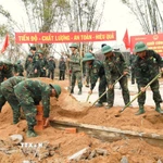 Cán bộ, chiến sỹ Quân khu 5 khẩn trương xây dựng nhà ở mới cho người dân Đắk Lắk. (Ảnh: Tường Quân/TTXVN)