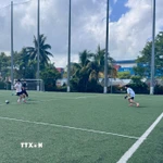 Trận đấu bóng đá khai mạc giải Đấu trường thể thao VNYA 2026. (Ảnh: Đỗ Vân/TTXVN)