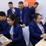 Phóng viên, biên tập viên Ban biên tập Ảnh, Thông tấn xã Việt Nam tác nghiệp, đưa tin trực tiếp tại khu vực Trung tâm báo chí Đại hội XIV của Đảng (1/2026). (Ảnh: TTXVN)
