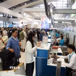 Hành khách xếp hàng làm thủ tục tại sân bay Nội Bài. (Ảnh: Quốc Khánh/TTXVN)