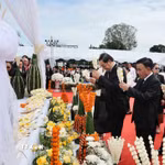 Thường trực Ban Bí thư Trần Cẩm Tú cùng các đồng chí lãnh đạo cấp cao Việt Nam và Lào dâng hoa viếng đồng chí Xaysomphone Phomvihane, Ủy viên Bộ Chính trị, Chủ tịch Quốc hội Lào. (Ảnh: Phương Hoa/TTXVN)