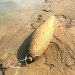 Quả bom còn sót lại sau chiến tranh được người dân phát hiện tại khu vực mép bờ sông Lô, xã Hàm Yên, tỉnh Tuyên Quang. (Ảnh: Đăng Ninh/TTXVN phát)