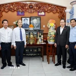 Chủ tịch Quốc hội Trần Thanh Mẫn đến thăm gia đình, thắp hương tưởng nhớ, tri ân và tặng quà, chúc Tết gia đình cố Chủ tịch Quốc hội Nguyễn Hữu Thọ. (Ảnh: Doãn Tấn/TTXVN)