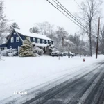 Tuyết phủ trắng Norwood, New Jersey, Mỹ ngày 27/12/2025. (Ảnh: REUTERS/TTXVN)