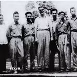 Ngày 21/4/1950, tại xóm Roòng Khoa, xã Ðiềm Mặc, trong khu ATK Ðịnh Hóa (Thái Nguyên), Hội Những người viết báo Việt Nam (nay là Hội Nhà báo Việt Nam) được thành lập. Trong ảnh: Các nhà báo Việt Nam và quốc tế dự Đại hội lần thứ I - Hội Những người làm báo Việt Nam, ngày 21/4/1950. (Ảnh: TTXVN phát)