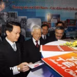 Tổng Bí thư Nguyễn Phú Trọng thăm gian trưng bày các ấn phẩm báo chí của Thông tấn xã Việt Nam tại Hội báo Xuân Ất Mùi 2015. (Ảnh: Trí Dũng/TTXVN)
