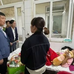 Lãnh đạo Đảng ủy, Ủy ban Nhân dân xã, Công an xã Nam An Phụ và đại diện trường THCS Thăng Long thăm hỏi, động viên em P.T.T.P sau sự việc. (Ảnh: TTXVN phát)