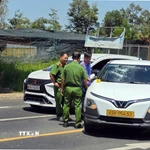 Cơ quan chức năng khám nghiệm hiện trường vụ việc đối tượng đập phá chiếc xe taxi do mâu thuẫn gia đình tại phường B'Lao. (Ảnh TTXVN phát)