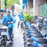 Hệ thống xe máy điện cho thuê ngày càng phát triển, cho phép người dân dễ dàng tiếp cận phương tiện di chuyển linh hoạt, tiện lợi mà không cần sở hữu cá nhân, đồng thời góp phần thúc đẩy lối sống xanh và giảm thiểu ô nhiễm môi trường. (Ảnh: Hoàng Hiếu/TTXVN)