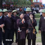 Người dân tham gia lễ hội hát đối giao duyên tại Chợ Tình Xuân Dương. (Ảnh: Vũ Hoàng Giang/TTXVN)