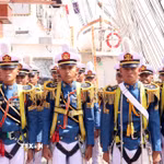 Các học viên trẻ trên tàu KRI Bima Suci thuộc Hải quân Indonesia. (Ảnh: Xuân Khu/TTXVN)