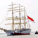 Tàu KRI Bima Suci thuộc Hải quân Indonesia được lai dắt vào cảng Sài Gòn-Hiệp Phước. (Ảnh: Xuân Khu/TTXVN)