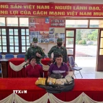 Đối tượng Giàng Thí Dí và Ly Seo Tông cùng tang vật. (Ảnh: TTXVN phát)