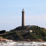 Hải đăng Kê Gà tọa lạc trên Đảo Kê Gà (xã Tân Thành) cách đất liền khoảng 500m. (Ảnh: Hồng Hiếu/TTXVN)