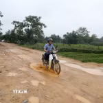 Sau hơn 15 năm xây dựng, tuyến đường chỉ mới hoàn thành được 3km, nhiều hạng mục vẫn còn dở dang. (Ảnh: Văn Tý/TTXVN)