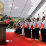 Đảng viên trẻ tuyên thệ tại lễ kết nạp Đảng dịp kỷ niệm Ngày sinh nhật Bác (19/5) ở Nghĩa trang Hàng Dương, Côn Đảo, Thành phố Hồ Chí Minh. (Ảnh: Thanh Vũ/TTXVN)