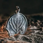 Mặt dây chuyền 1.300 năm tuổi, được trang trí biểu tượng menorah 7 nhánh, được phát hiện tại Jerusalem. (Nguồn: Cơ quan Cổ vật Israel)