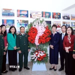 Ban Lãnh đạo TTXVN chúc mừng Chỉ huy Sư đoàn Bộ binh 304 nhân kỷ niệm 81 năm Ngày thành lập Quân đội nhân dân Việt Nam (22/12/1944-22/12/2025), 36 năm Ngày hội Quốc phòng toàn dân (22/12/1989-22/12/2025) và kỷ niệm 65 năm kết nghĩa giữa hai đơn vị (14/4/1960-2025). (Ảnh: Tuấn Anh/ TTXVN)