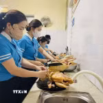 Các nhà trường luôn chủ động kiểm soát chất lượng, nguồn gốc thực phẩm tại bếp ăn bán trú. (Ảnh: TTXVN phát)