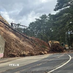 Một vị trí khác trên đèo Prenn bị sạt lở, được cơ quan chức năng phân luồng, xử lý. (Ảnh: Chu Quốc Hùng/TTXVN)