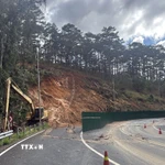 Đèo Prenn, cửa ngõ chính vào Đà Lạt, bị sạt lở nghiêm trọng giữa trưa 4/12/2025. (Ảnh: Chu Quốc Hùng/TTXVN)