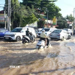 Tuyến đường Nguyễn Thông (phường Phú Thủy, tỉnh Lâm Đồng), nối từ trung tâm Phan Thiết đi Mũi Né nhiều đoạn ngập sâu. (Ảnh: Hồng Hiếu/TTXVN)