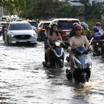 Tuyến đường Nguyễn Duy Trinh, phường Hàm Thắng (Lâm Đồng) bị ngập, gây khó khăn cho việc lưu thông. (Ảnh: Hồng Hiếu/TTXVN)