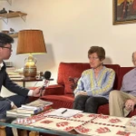 Vợ chồng nhà hoạt động phản chiến Cora và Peter Weiss trong một buổi trả lời phỏng vấn phóng viên TTXVN tại New York. (Ảnh: Quang Huy/TTXVN)