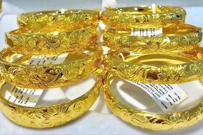 Vàng trang sức được bày bán tại một cửa hàng kinh doanh vàng. (Ảnh: Vietnam+)