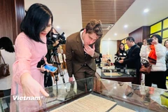 Chuyên gia quốc tế chiêm ngưỡng một số Châu bản triều Nguyễn. (Ảnh: Mai Mai/Vietnam+)