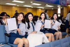 Các thí sinh đầu tiên tham gia tuyển sinh ở Học viện Ngoại giao. (Ảnh: BTC)