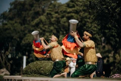 Múa trống Chhay dăm- di sản văn hóa của người Khmer được trình diễn trên núi Bà Đen. (Ảnh: Sun World Ba Den Mountain)