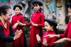 Hát Xoan làng cổ được trao truyền cho thế hệ trẻ. (Ảnh: Vietnam+)