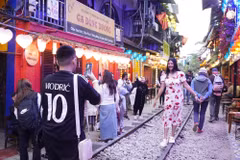 Khu phố “càphê đường tàu” vẫn tấp nập như chưa từng có… lệnh cấm. (Ảnh: Vân Anh/Vietnam+)