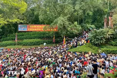 Du khách đổ về Khu Di tích Lịch sử Quốc gia đặc biệt Đền Hùng trong Lễ hội Đền Hùng (Phú Thọ). (Ảnh: Tạ Toàn/TTXVN)