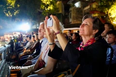 Khách quốc tế thích thú trải nghiệm hoạt động văn hóa nghệ thuật ở Việt Nam. (Ảnh: Minh Sơn/Vietnam+)