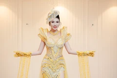 Bộ đầm “vedette” với phom dáng tôn đường cong, chất liệu satin phối organza cao cấp. (Ảnh: CTV/Vietnam+)