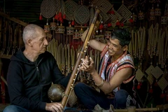 Du khách quốc tế học cách chơi nhạc cụ Tây Nguyên với người dân bản địa. (Nguồn ảnh: Cục Du lịch Quốc gia Việt Nam)