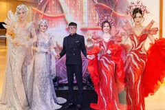 Nhà thiết kế Tommy Nguyễn cùng 2 bộ trang phục dạ hội đặc biệt. (Ảnh: CTV/Vietnam+)